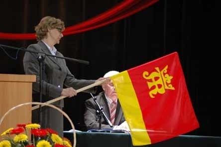 Flagę zaprezentowała Bożena Molska z Wydziału Spraw Społecznych UM.