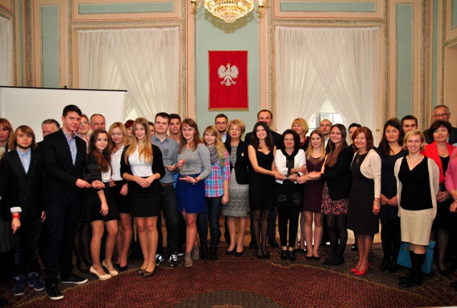 Zeszłoroczni laureaci konkursu na wieńczącej Stacje gali