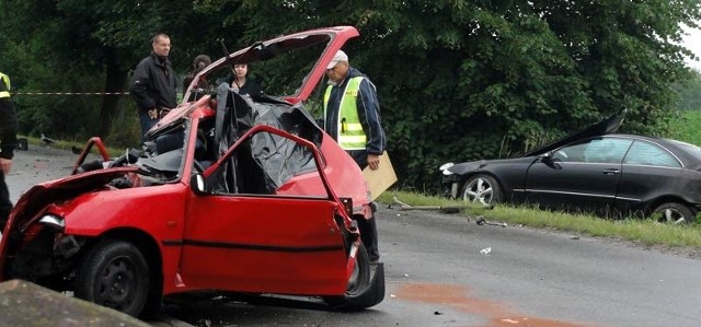 Rozpędzony mercedes zmiażdżył peugeota.