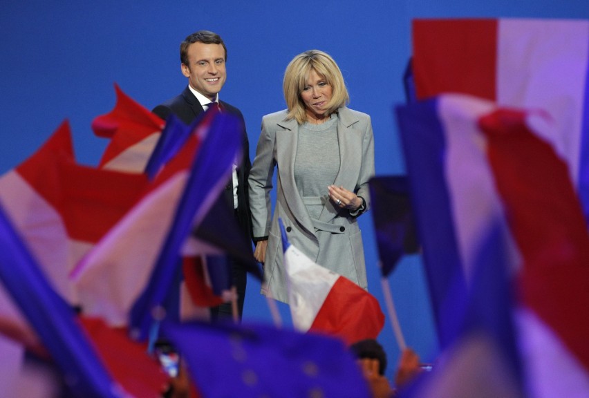 Emmanuel Macron i jego żona Brigitte po ogłoszeniu wyników...
