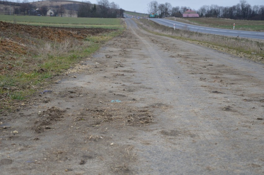 Miechów. Droga serwisowa wzdłuż obwodnicy jest zabłocona