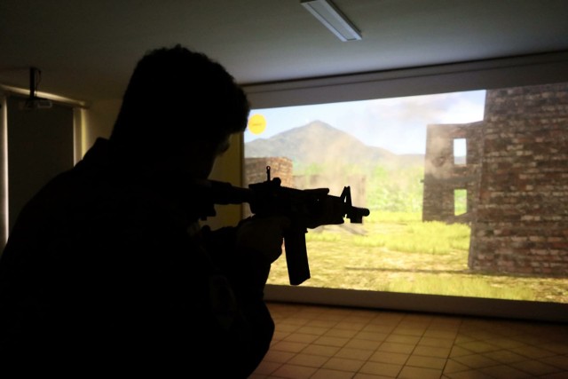 Na kolejnych zdjęciach zobaczysz, jak wyglądają wirtualne strzelnice w innych szkołach w Polsce >>>