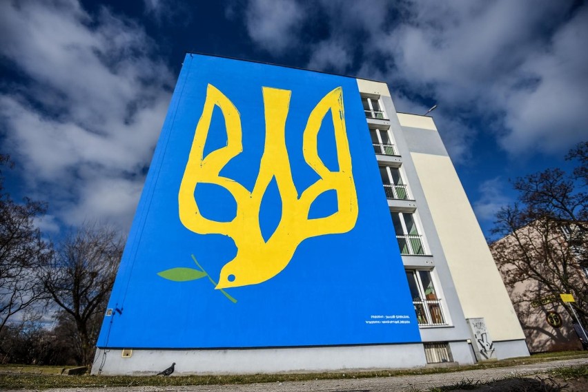 Mural przedstawiający gołębia pokoju w herbie Ukrainy na...