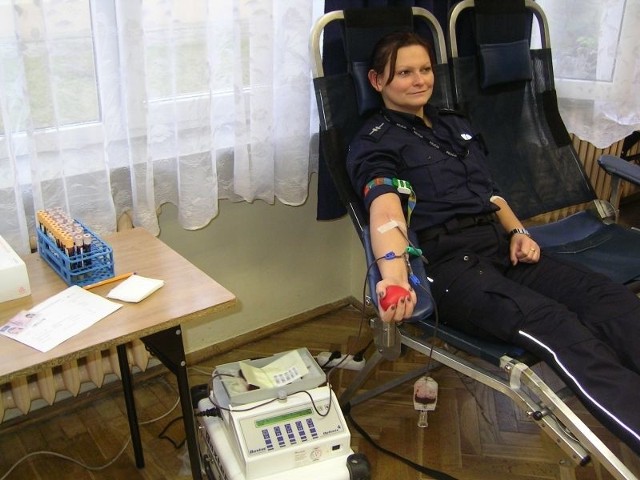 Podczas spotkania w grójeckim Zespole Szkół Ponadgimnazjalnych krew oddała między innymi Agnieszka Wójcik z Powiatowej Komendy Policji w Grójcu.  