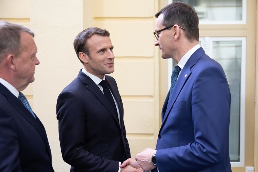 Premier Mateusz Morawiecki i prezydent Francji Emmauel...