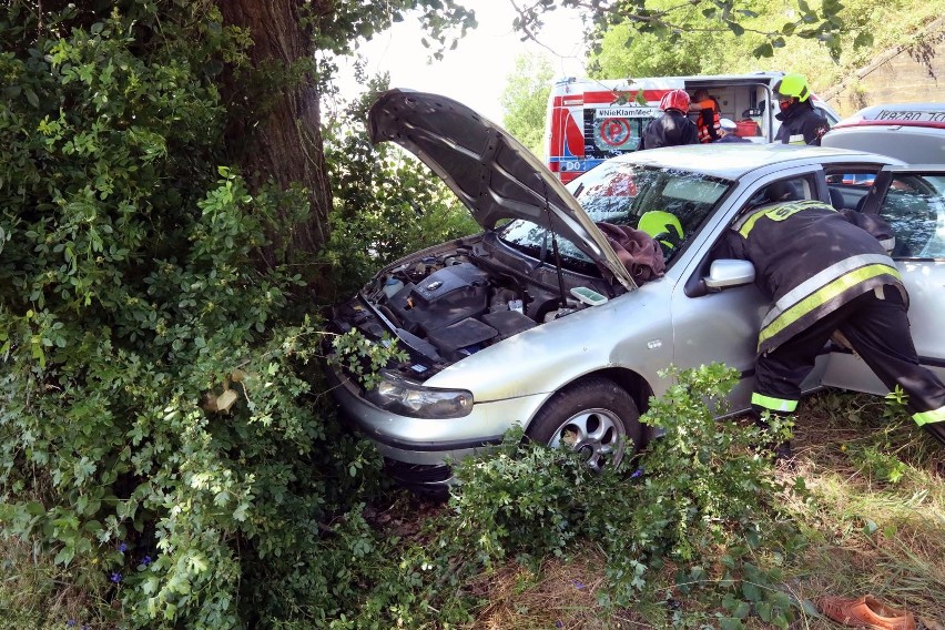 Wypadek pod Brodnicą. Samochód uderzył w drzewo. Cztery osoby w szpitalu!