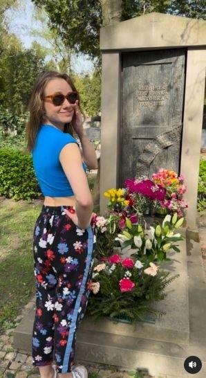 Wyraźnie dumna z siebie zaniosła kwiaty na jej grób,...