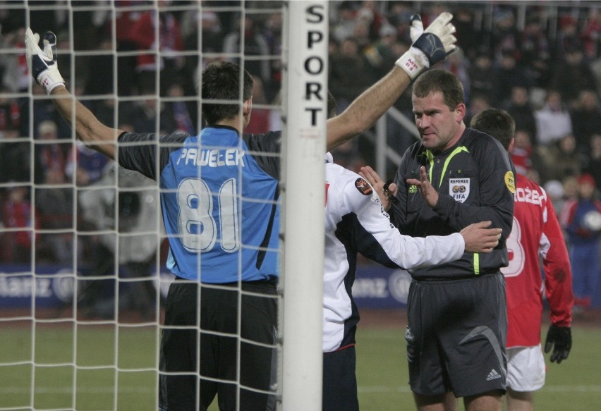 2.12.2007: Mariusz Pawełek, Dawid Jarka i sędzia Marek...