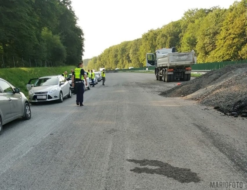 Wypadek na autostradzie A4 pod Strzelcami Opolskimi. Wywrotka przygniotła pracownika