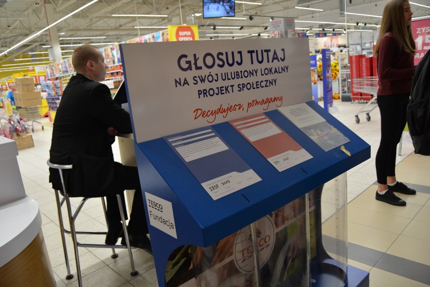 Ostrołęka. Tak namawiali do głosowania w Tesco [ZDJĘCIA]