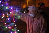 Świąteczną choinkę na Koszutce w Katowicach ozdobili mieszkańcy niebieskich bloków. "Daje ludziom trochę radości i nadzieję"