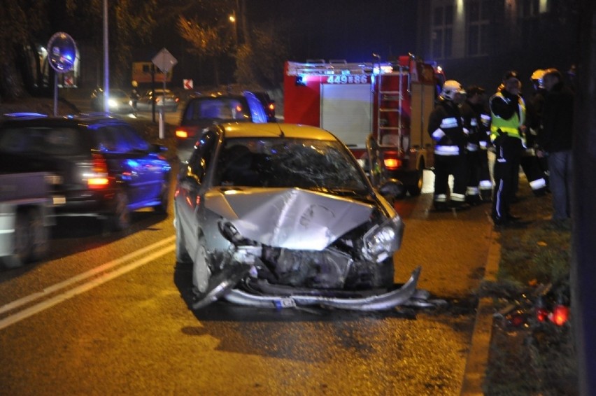 Wypadek w Borkowie. Samochód uderzył w wiadukt kolejowy [ZDJĘCIA]