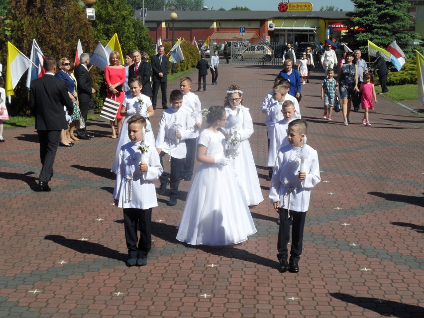 Pierwsza komunia święta w parafii Nawiedzenia NMP w...