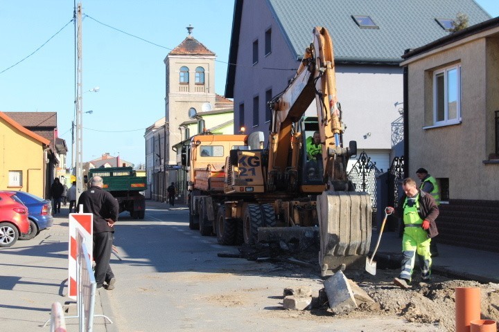 W Radziejowie trwa przebudowa sieci kanalizacyjne i...