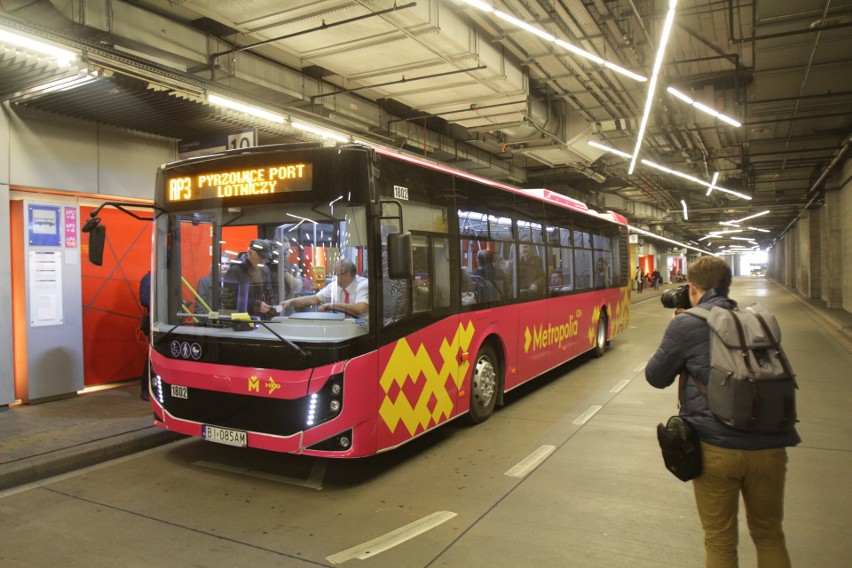 Autobus na lotnisko w Pyrzowicach. Rozkład jazdy: korekta, luty 2019. Dojazd na lotnisko z Katowic, Sosnowca, Tychów, Gliwic, Zabrza