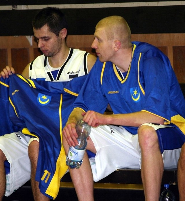 Michał Rabka (z prawej, obok kapitan drużyny Michał Baran) w sobotnim meczu z koszykarzy Siarki Tarnobrzeg z Big Strem Tychy nie zagra.