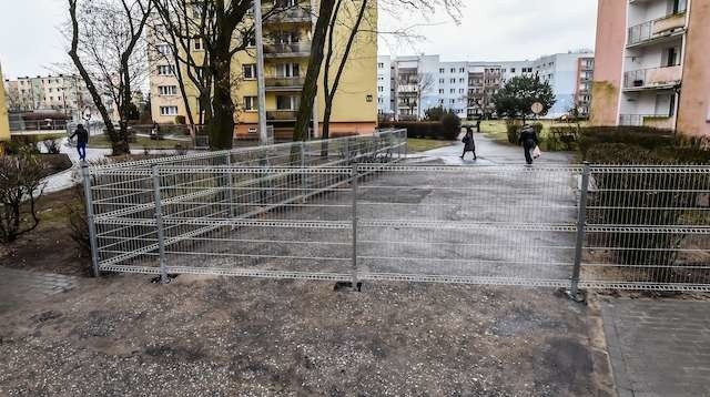 Białogardzka ogrodzony BlokNa Wyżynach jak w cyrku – pogrodzone „klatki” gruntów wspólnot mieszkaniowych