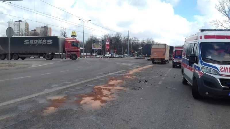 Wypadek u zbiegu al. Włókniarzy i ul. Pabianickiej. Dwie osoby ranne [zdjęcia, FILM]