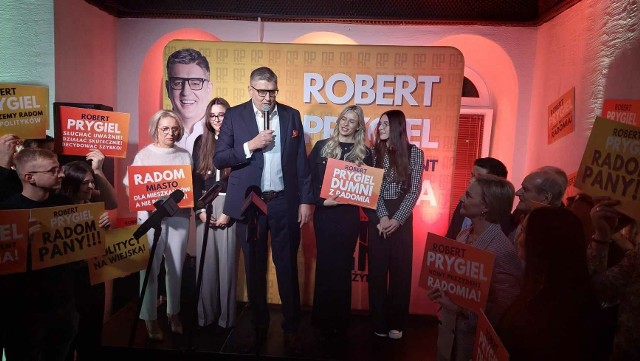 Robert Prygiel z żoną i córkami, podczas ogłaszania startu w wyborach na prezydenta Radomia. Kto był na oficjalnym ogłoszeniu kandydowania? Więcej na kolejnych zdjęciach.