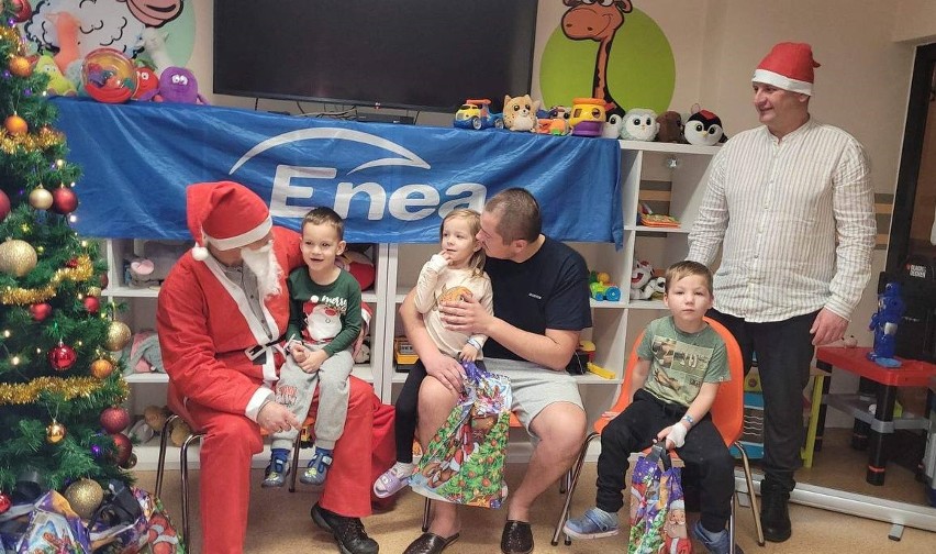 Policyjny święty Mikołaj z wizytą u dzieci w szpitalu w Kozienicach. Sprawdził najmłodszym mnóstwo radości
