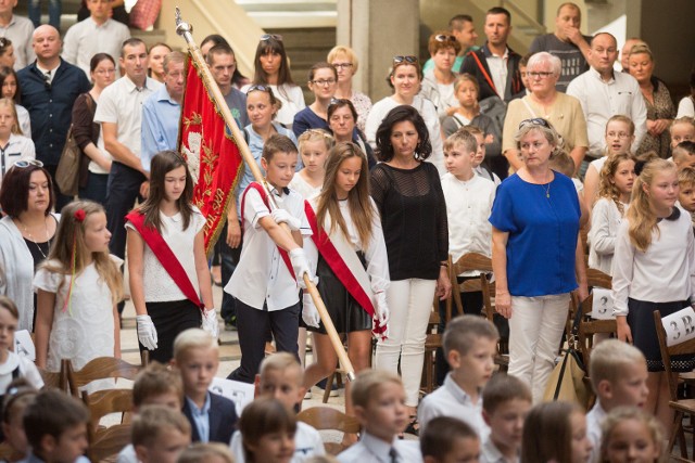Rozpoczęcie roku szkolnego w Szkole Podstawowej nr 8 w Słupsku. Wakacje skończyły się ponad 13 tys. młodych słupszczan.