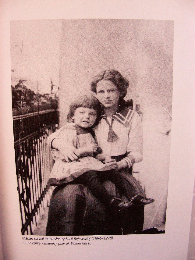 Mały Marian z siostrą  na balkonie, ul. Wileńska 6