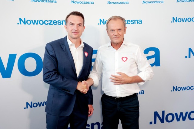 Adam Szłapka i Donald Tusk podczas konwencji wyborczej Nowoczesnej w lipcu 2022 roku.