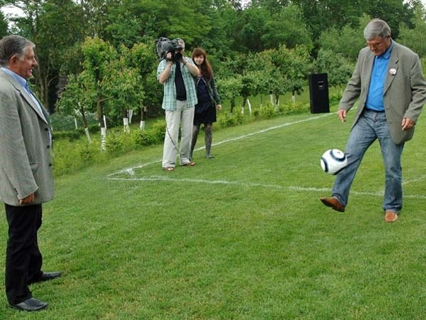 Lesław Ćmiekiewicz (z lewej) i Włodzimierz Lubański wspominali wczoraj swojego nauczyciela, a przy okazji udowodnili, że nie zapomnieli jak kopie się piłkę.