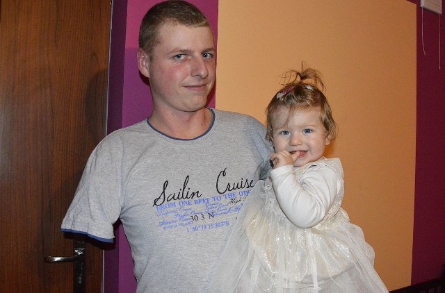 Paweł Janik z córeczka Aleksandrą. Do noszenia coraz większej Oli i wszelkich prac potrzebuje protezy ręki. Pomóżmy mu ją uzyskać.