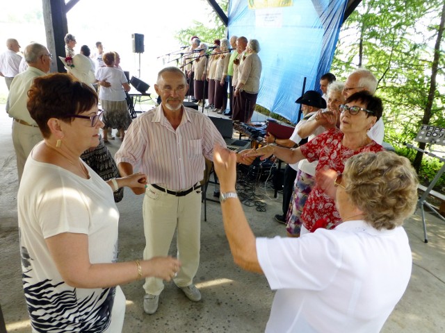 Przy skocznych dźwiękach serwowanych przez seniorów z Janikowa, pozostali chętnie  chwycili się za ręce i tańczyli