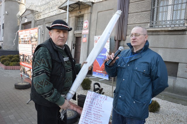 Włodzimierz Knurowski (z lewej) i Sławomir Dul w trakcie pikiety przed tarnowskim Zakładem Karnym