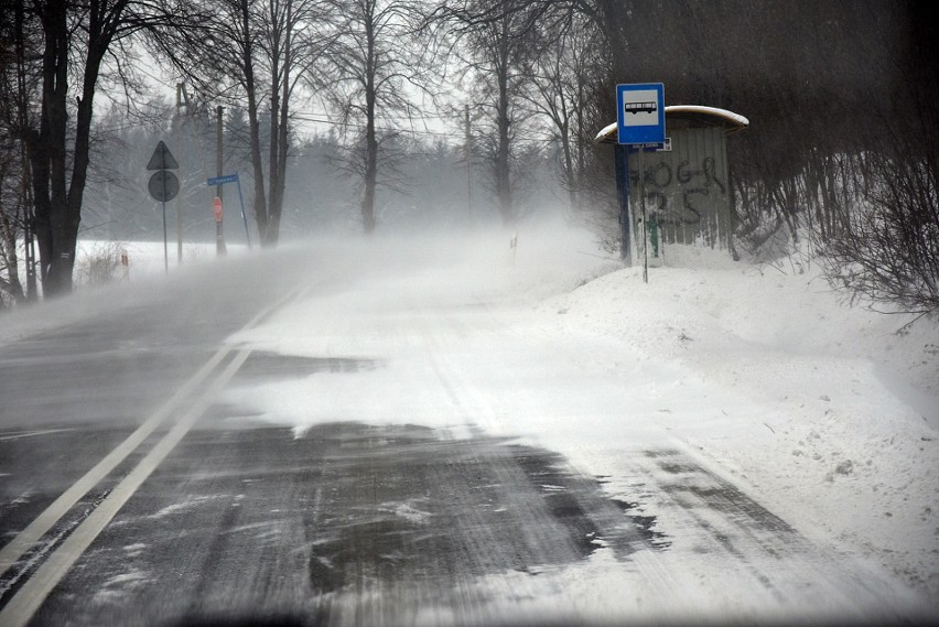 Zima zablokowała drogę wojewódzką, drogowcy są bezradni [ZDJĘCIA]