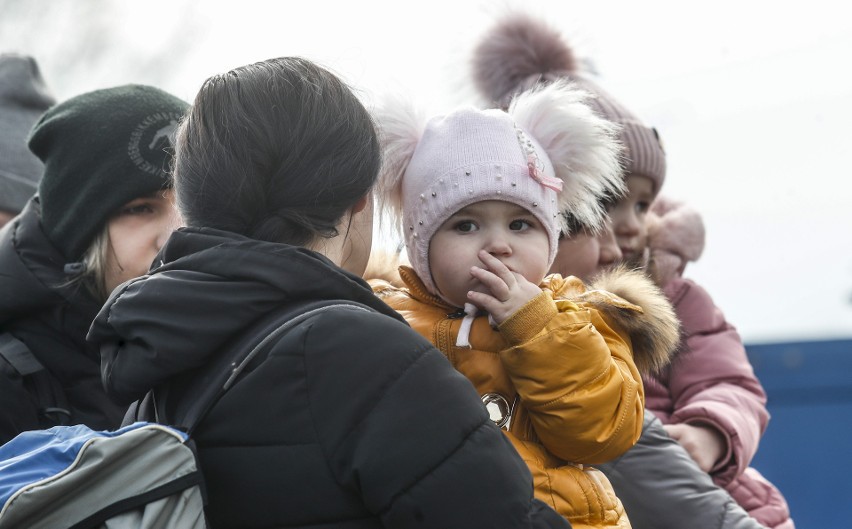 Tłumy na przejściu granicznym w Medyce. Coraz więcej uchodźców ze Lwowa [ZDJĘCIA]