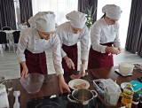 Uczniowie z Oleszyc zwyciężyli w konkursie kuchni kresowej i historycznej. Do wykonania były perliczki spalone na gąszczu z bani [ZDJĘCIA]