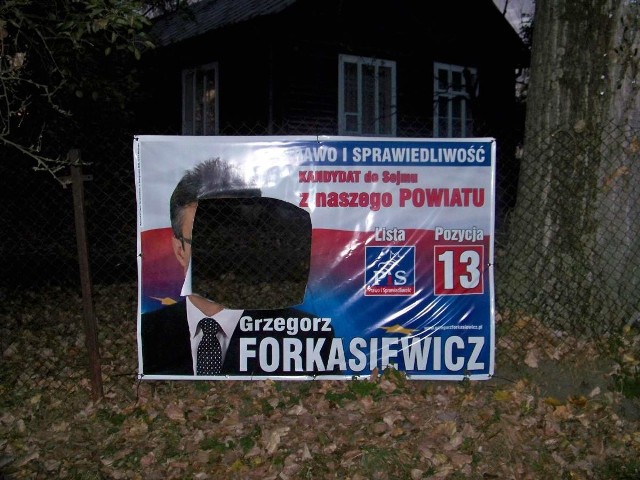 Z banerów Forkasiewicza ktoś wycinał twarz kandydata.