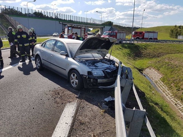 Na zachodnim węźle obwodnicy Skwierzyny – przed wjazdem na trasę szybkiego ruchu S3 – volkswagen passat uderzył w barierki ochronne. Kierowca trafił do szpitala.Do wypadku doszło w poniedziałek, 7 sierpnia, około godz. 16.00 na węźle zachodnim przy wjeździe na S3 w kierunku Gorzowa. Uczestniczyły w nim dwa samochody. Z niewiadomych przyczyn volkswagen passat uderzył w barierki ochronne na dawnej drodze krajowej nr 3. W zdarzeniu brał także udział osobowy chevrolet. Kierujący passatem został odwieziony do szpitala, a wyjaśnieniem kolizji zajmują się policjanci.W likwidacji skutków kolizji udział brały dwa zastępy ochotników z OSP w Skwierzynie oraz dwa zastępy strażaków zawodowych z jednostki ratowniczo-gaśniczej w Międzyrzeczu.Jak podkreśla prezes OSP w Skwierzynie Michał Kowalewski, już trzeci wypadek w tym miesiącu, do którego wyjeżdżali skwierzyńscy strażacy.Zobacz też:Przeczytaj też:   Pijany kierowca, bez uprawnień i OC uciekał przed policją