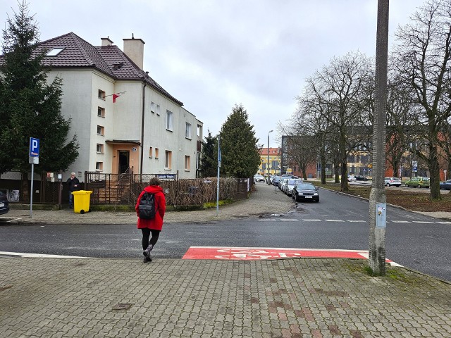 Sugerowane przejścia dla pieszych są bardzo często stosowane na drogach krajowych oraz w innych polskich miastach.