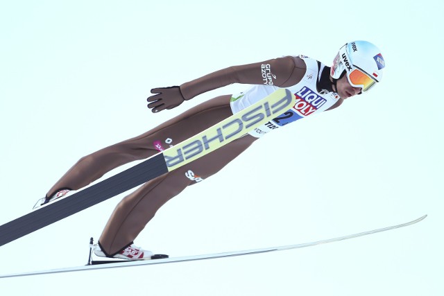 Kamil Stoch w nowych butach skoczył znakomicie w kwalifikacjach, które wygrał. W konkursie w Trondheim lepszy był jednak Stefan Kraft.