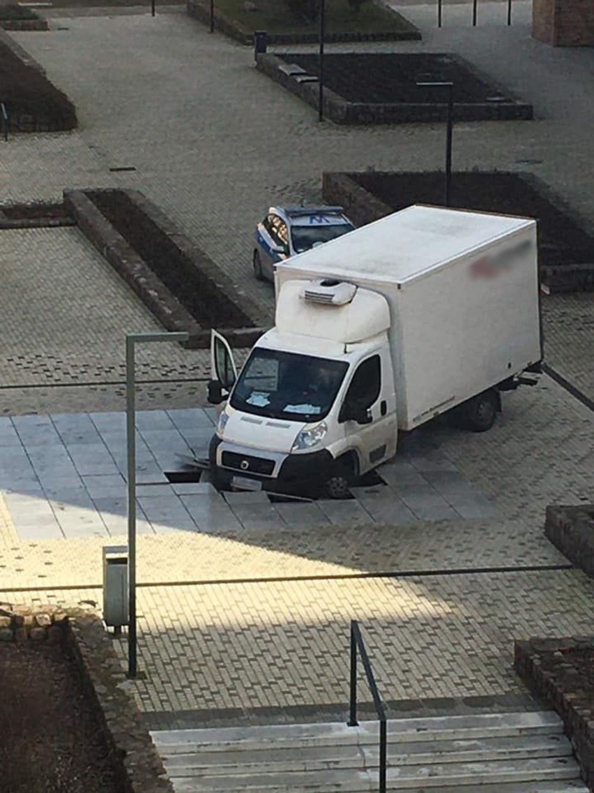 Auto wjechało do fontanny! Niecodzienne zdarzenie na osiedlu Majowym w Szczecinie. ZDJĘCIA i WIDEO