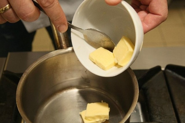 Zaczynamy od przygotowania sosu beszamelowego. W rondelku na małym ogniu rozpuszczamy masło.