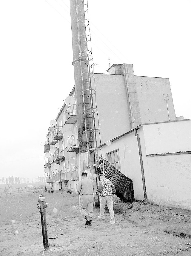 Stalowy komin kotłowni w Białowąsie wymaga natychmiastowego remontu. 