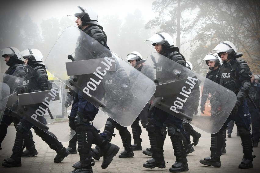 Ćwiczenia policjanci z białostockiego Oddziału Prewencji...