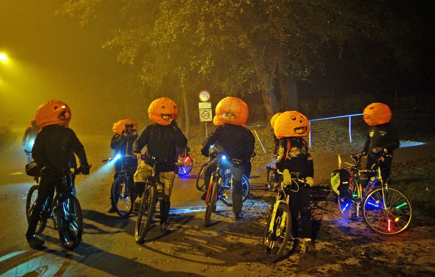 Dyniogłowi w Halloween na ulicach Katowic [ZDJĘCIA, WIDEO]