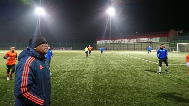 W ciekawym meczu kontrolnym rozegranym na boisku w Nowinach miejscowy GKS zremisował 0:0 z trzecioligowym KSZO 1929 Ostrowiec. GKS: Gugulski - Boszczyk, Kuzincow, Cichoń, Hińcza - Gadomski, Papka, Blicharski - Grzela, Olearczyk, Szewczyk oraz Niebudek, Markowicz,  Bujak, Sołtysiak, Gembarzewski, Kaczor, Kosiński. KSZO 1929 (I połowa): Lipiec - Rząsa, Tadrowski, Mężyk, Ziółkowski - Łokieć, Imiołek, Mąka, Miłek, Pawlik - Gębalski.KSZO 1929 (II połowa): Zacharski - Dereń, Mężyk, Tadrowski, Kaczmarek - Chrzanowski, Wasilewski, Trochim, Kasperkiewicz, Bełczowski - Grunt. W drugiej połowie Jakub Chrzanowski z KSZO dostał czerwoną kartkę. W ostrowieckim zespole zagrali już Adrian Gębalski i Michał Grunt, którzy w ostatnich dniach dołączyli do ostrowieckiego zespołu.  -To był nasz pierwszy sparing, gra toczyła się w szybkim tempie. Jestem zadowolony z tego sprawdzianu - powiedział Mariusz Ludwinek, trener GKS. (dor)