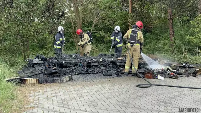 Kemping doszczętnie się spalił, a strażacy dogasili jego pogorzelisko.