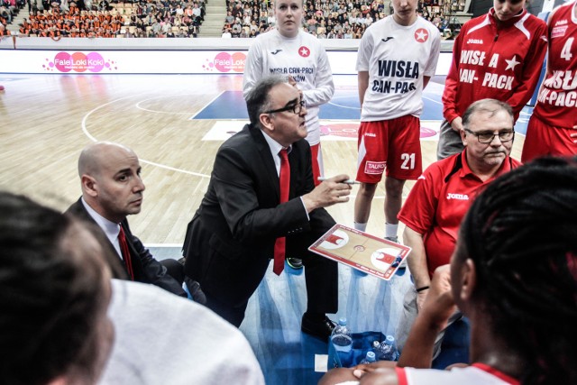 30.04.2016 bydgoszcz miasto sport koszykowka kobiet tauron basket liga kobiet final pierwszy mecz artego bydgoszcz wisla can-pack krakow kibice trener jose ignacio hernandez jorge aragones fot filip kowalkowski/polska press