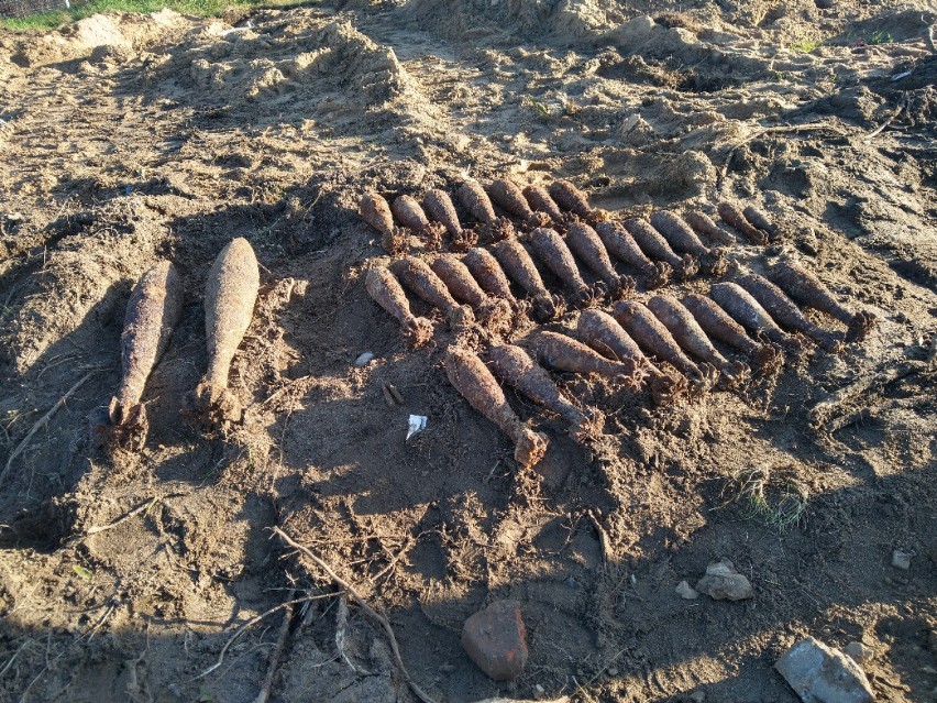 Toruń: Wielki skład amunicji na placu budowy. Na Podgórzu saperzy znaleźli ponad 200 pocisków moździerzowych [zdjęcia]