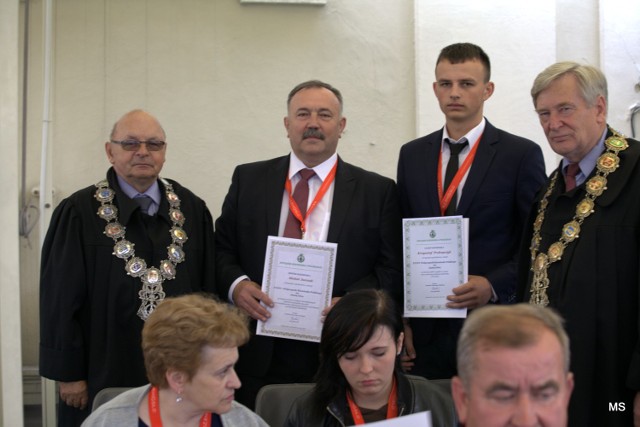 Dyplom dla najlepszych mistrzów i uczniów w zawodach rzemieślniczych otrzymali Michał Jurczak i jego uczeń Krzysztof Prokopczy
