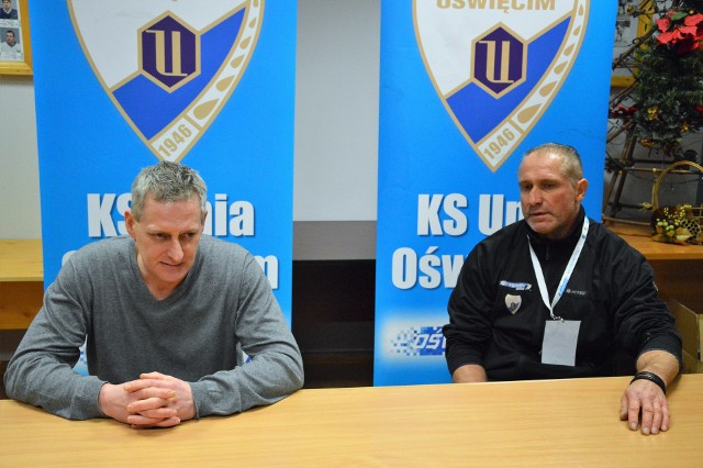 Andrzej Secemski (z lewej), trener Polonii Bytom. Obok Jirzi Szejba, opiekun oświęcimian.