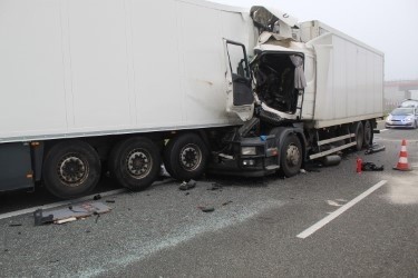 Wypadek na autostradzie A1. Zderzyły się dwie ciężarówki niedaleko Włocławka. Kierowca zasnął?